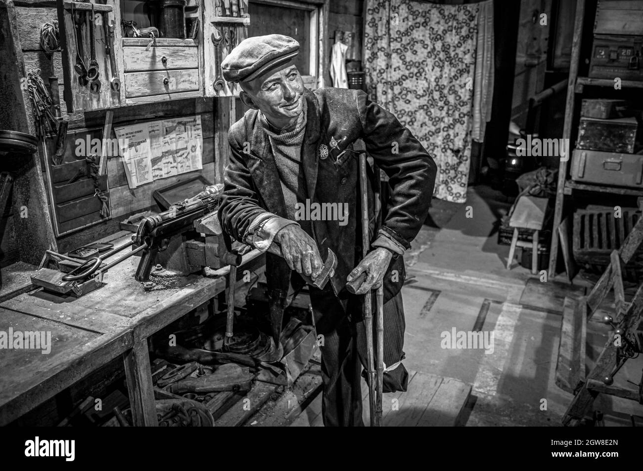 Joyeux vétéran de l'amputation avec un marteau. Diorama historique de la Seconde Guerre mondiale intitulé « Memory Speaks. Une façon de traverser la guerre ». Saint-Pétersbourg. Noir et blanc. Banque D'Images