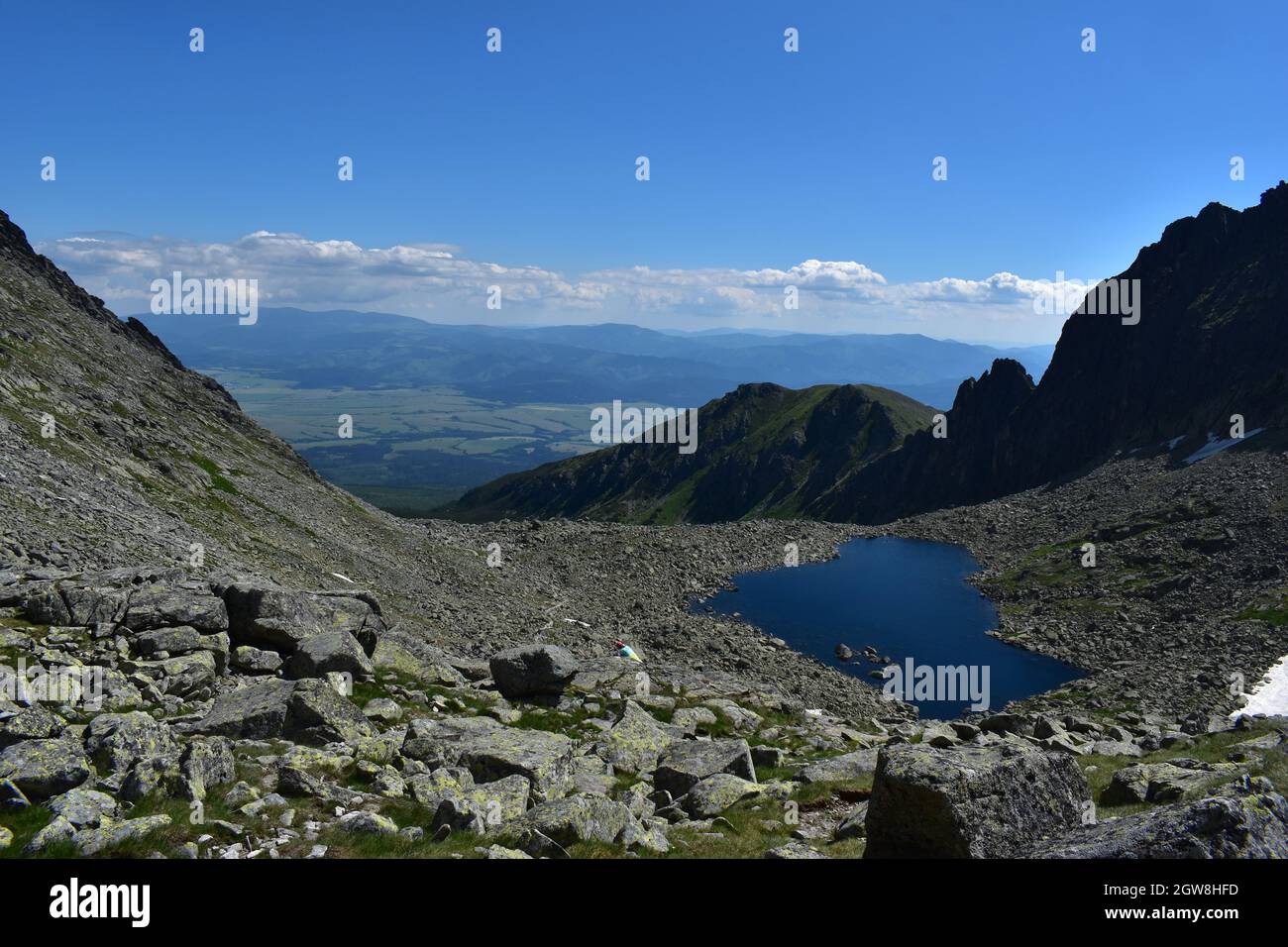 Vue panoramique des montagnes contre le ciel bleu Banque D'Images