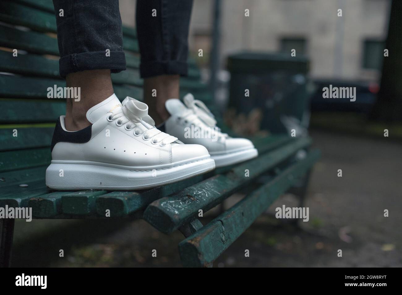 Homme portant Une paire de sneakers Alexander McQueen dans la rue Photo  Stock - Alamy