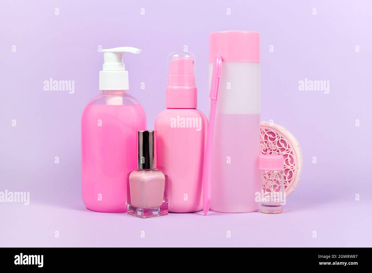 Divers produits d'hygiène de couleur rose stéréotype commercialisés aux femmes Banque D'Images