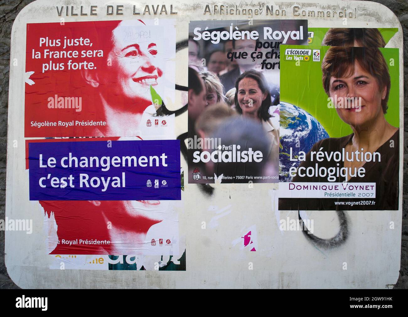 Affiches électorales à Laval, Mayenne, France, 2007 Ségolène Royal est devenue la première femme à être nommée candidate à la présidence par un grand parti. Banque D'Images