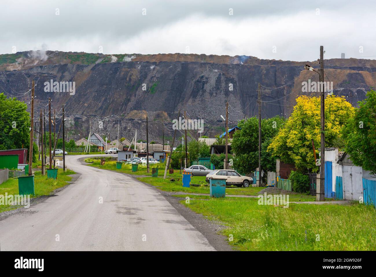 Village de Starobachatsky près de la décharge de la mine de charbon, région de Kemerovo-Kuzbass Banque D'Images