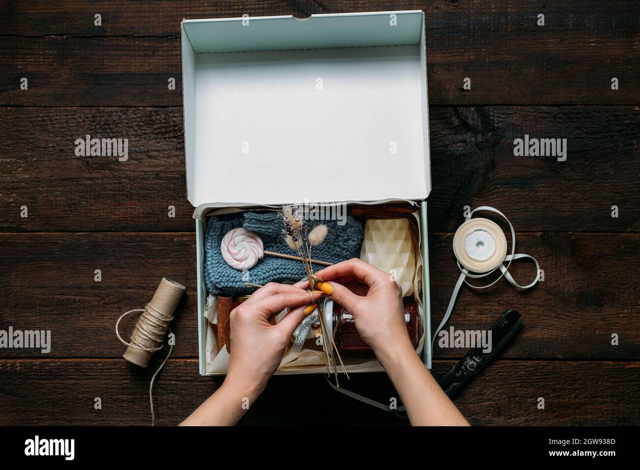 Care Box, idées d'emballage.Les mains des femmes plient Une boîte de soin  avec des sucreries et des vêtements chauds.Kit d'entretien Photo Stock -  Alamy