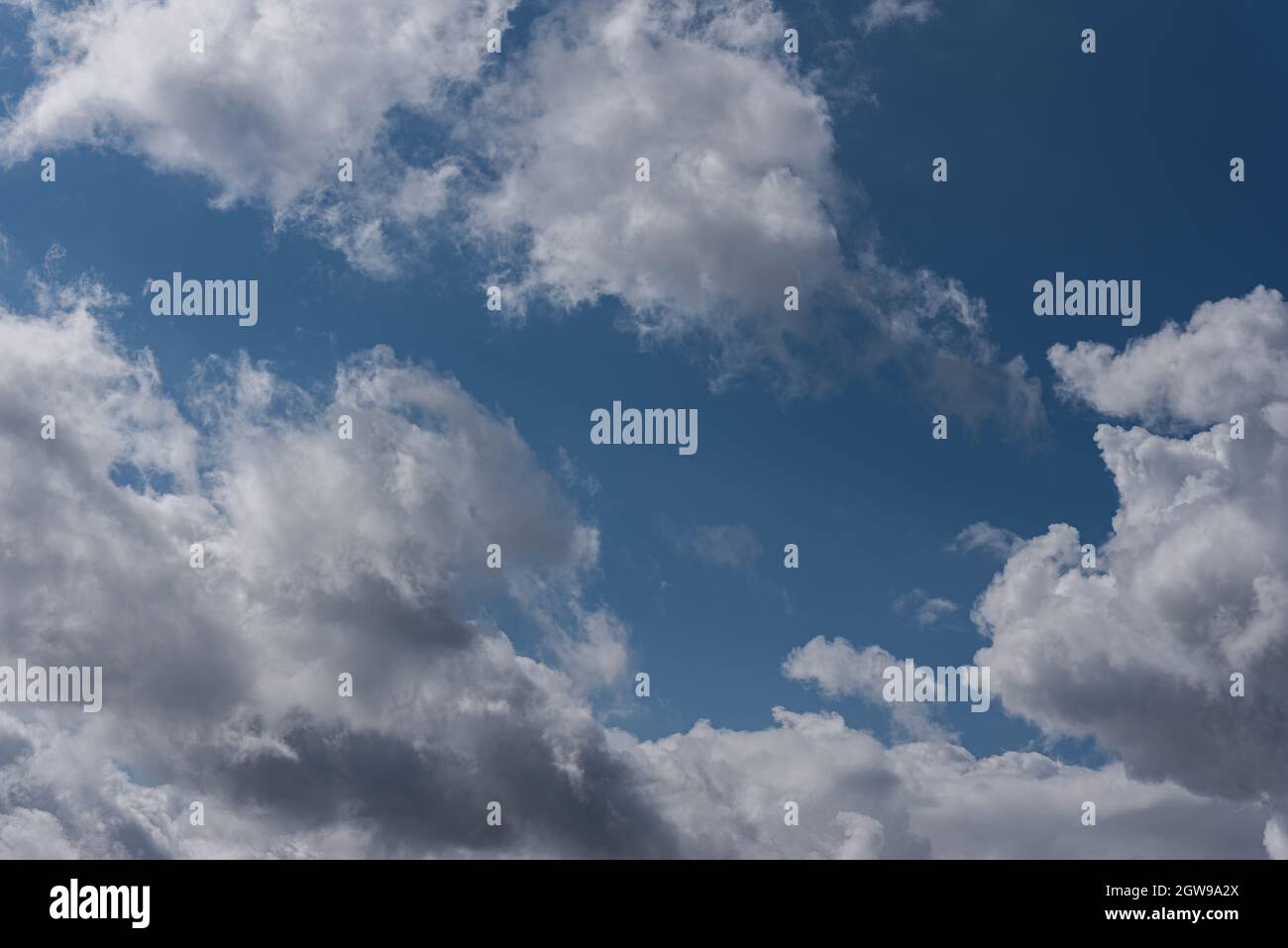 Nuages dans le ciel. Le merveilleux spectacle d'un ciel plein de nuages. Profondeur et tridimensionnalité d'un ciel nuageux. Banque D'Images