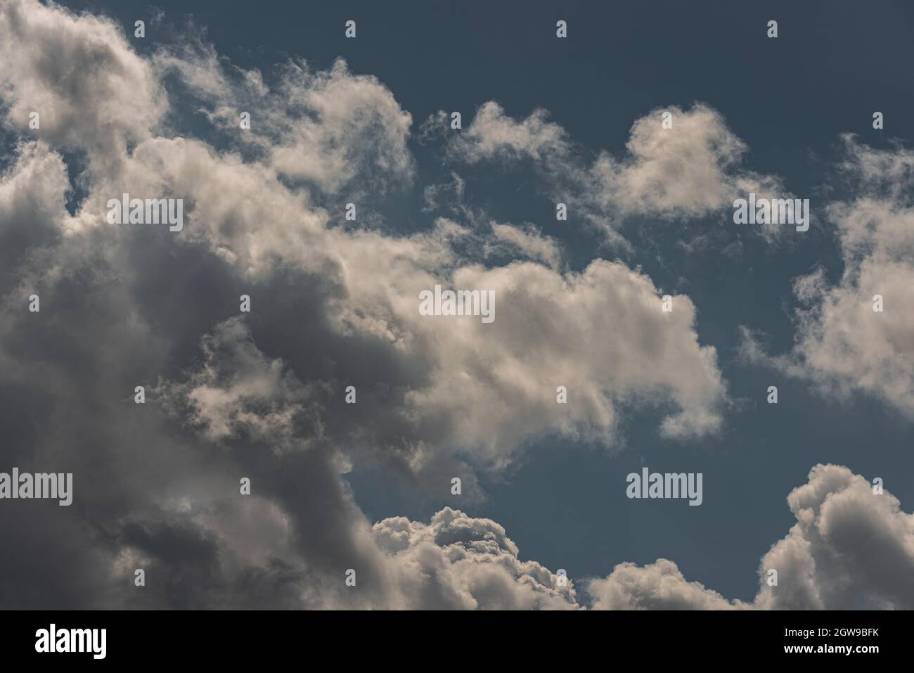 Nuages dans le ciel. Le merveilleux spectacle d'un ciel plein de nuages. Profondeur et tridimensionnalité d'un ciel nuageux. Banque D'Images