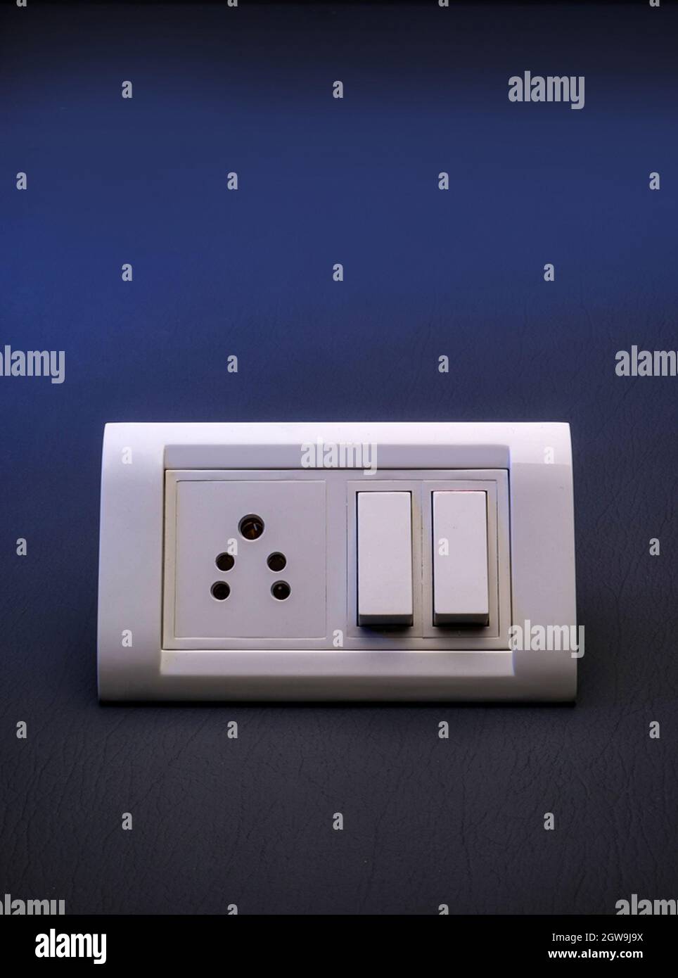prise pour composants électroniques d'alimentation à interrupteur mural pièce réaliste différente et moderne | commutateur mural modulaire et plaque sur fond blanc Banque D'Images