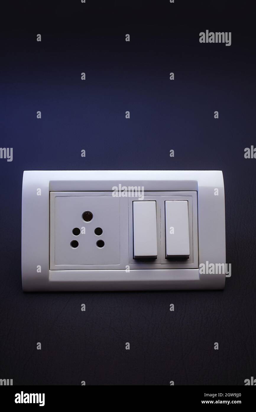 prise pour composants électroniques d'alimentation à interrupteur mural pièce réaliste différente et moderne | commutateur mural modulaire et plaque sur fond blanc Banque D'Images