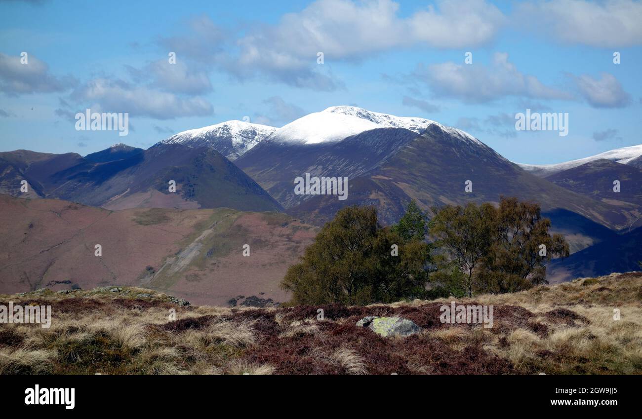 La neige couvrait Wainwrights 'Eel Crag' et 'Grasmoor' depuis le sommet de 'Walla Crag' dans le parc national du Lake District, Cumbria, Angleterre, Royaume-Uni Banque D'Images