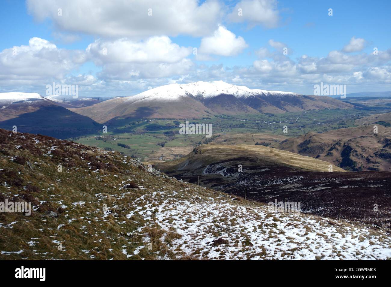 'Blencathra' (Saddleback) chaîne de montagne dans la neige près du sommet de Wainwright 'Bleaberry Fell' dans le Lake District, Cumbria, Angleterre, Royaume-Uni. Banque D'Images