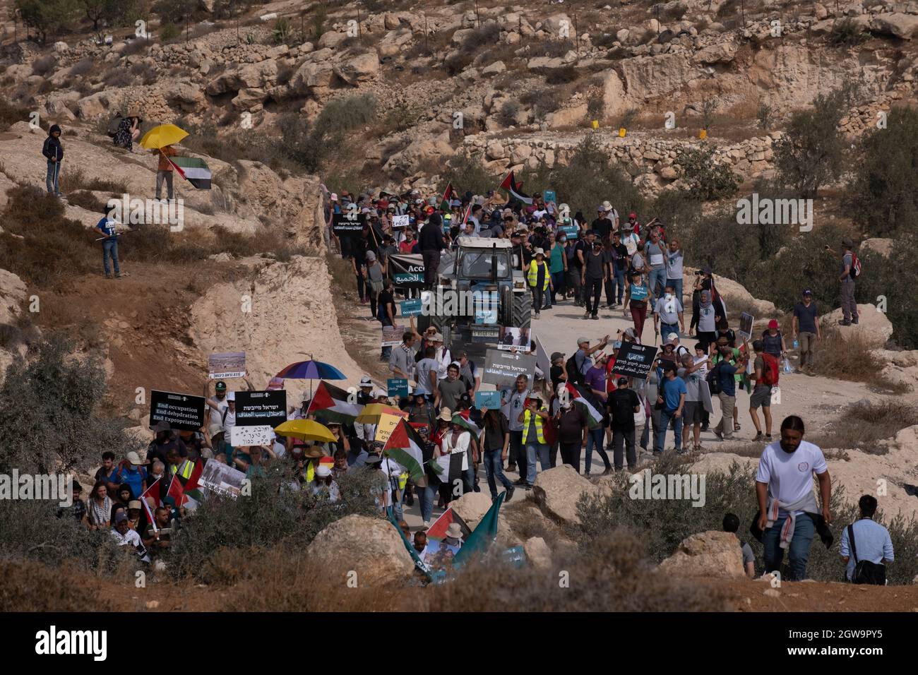Les manifestants palestiniens et les militants israéliens pour la paix défilent ensemble lors d'une manifestation contre la coupure de l'approvisionnement en eau des villages palestiniens, Et la solidarité avec le camp de bergers palestiniens Khirbat al-Mufaqara qui a été attaqué plus tôt cette semaine par des colons juifs dans les collines de South Hebron le 02 octobre 2021 en Cisjordanie, Israël. Au cours des deux dernières décennies, les autorités israéliennes ont tenté d'expulser les Palestiniens vivant dans la région des collines de South Hebron, sur le terrain de vivre illégalement dans les zones de feu militaires israéliennes. Banque D'Images
