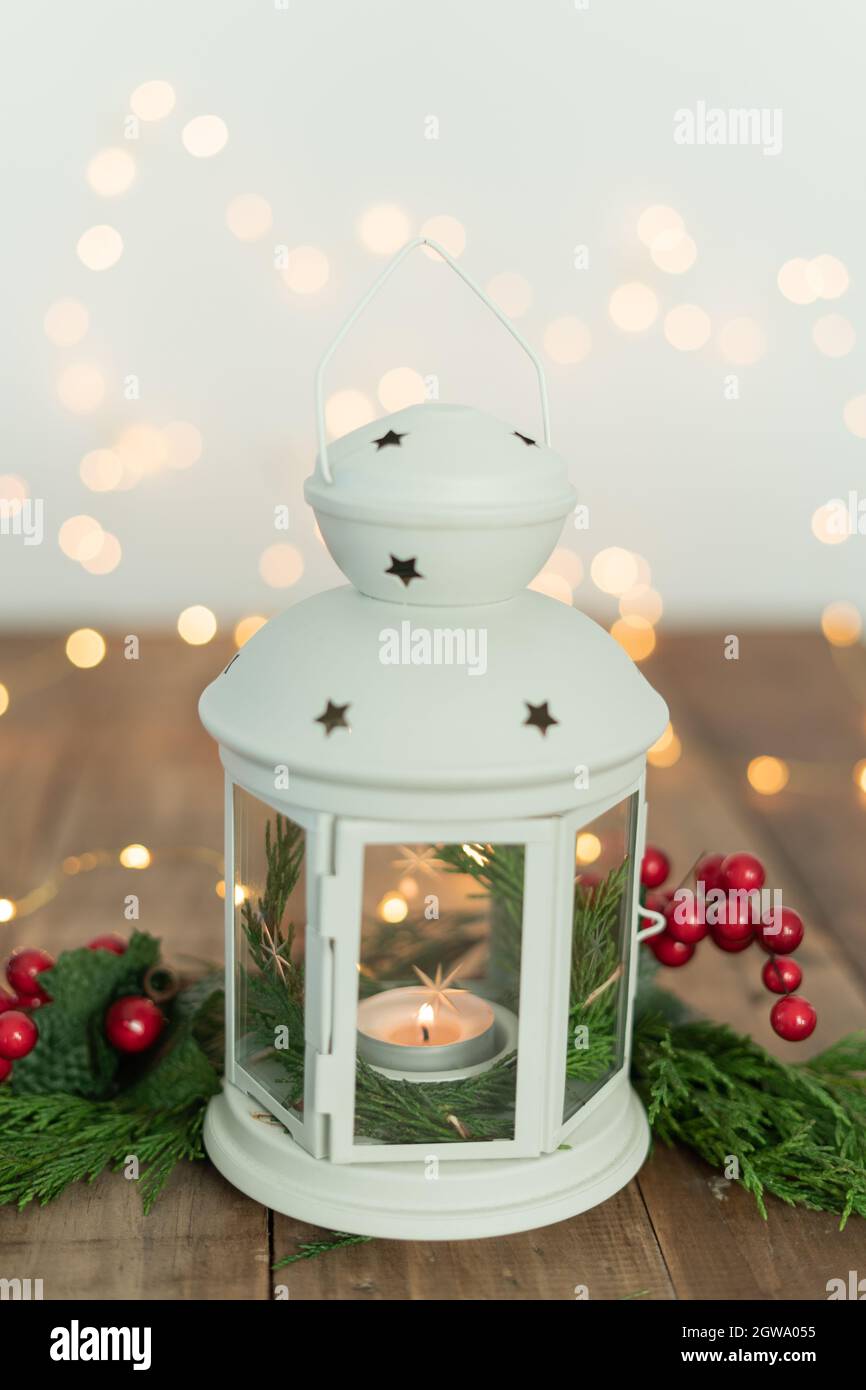 Lanterne blanche ornée de décorations et de lumières de Noël sur une table  rustique en bois. Copier l'espace Photo Stock - Alamy