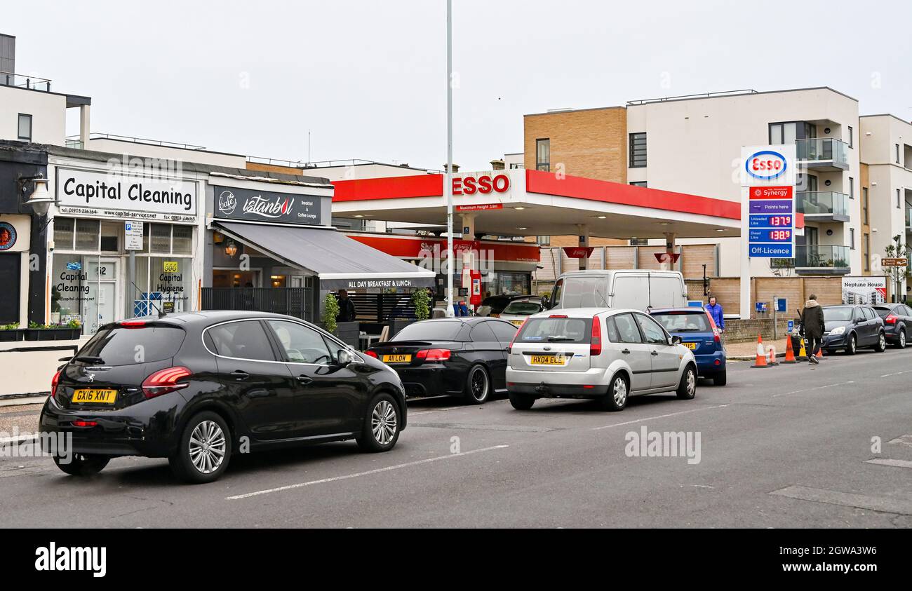 Worthing UK 3 octobre 2021 - les chauffeurs sont en file d'attente pour acheter du carburant dans une station essence Esso à Worthing ce matin : Credit Simon Dack / Alay Live News Banque D'Images