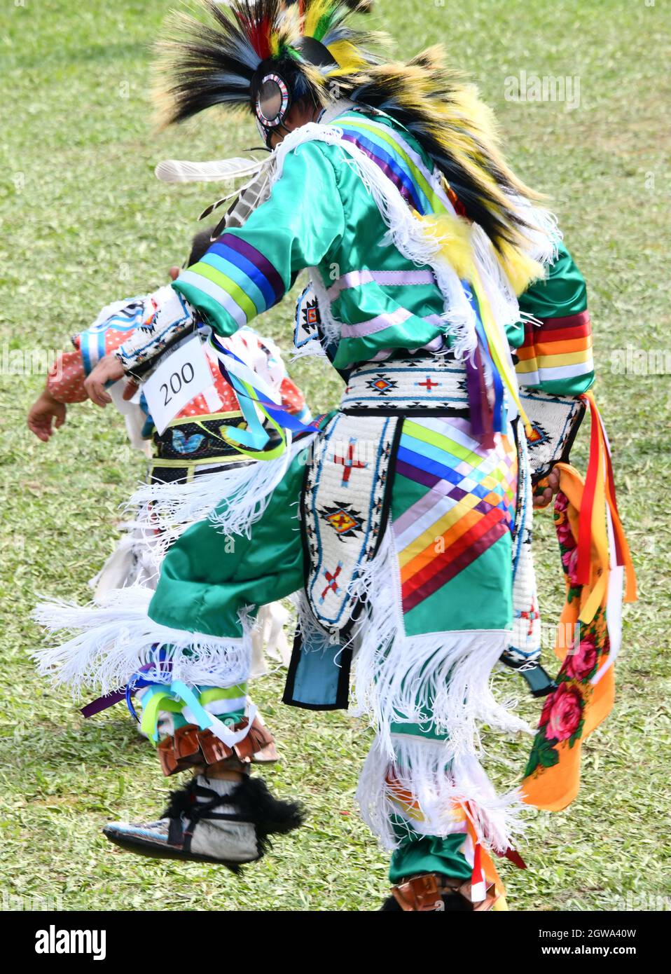 Homme de la première nation dansant à la première nation de fort William Pow Wow pour « célébration et guérison », à Thunder Bay, Canada 2021. Banque D'Images