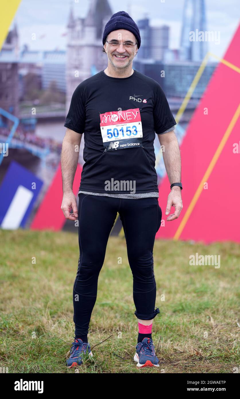 La célébrité Vet Noel Fitzpatrick pose devant le marathon de Londres Virgin Money. Date de la photo: Dimanche 3 octobre 2021. Banque D'Images