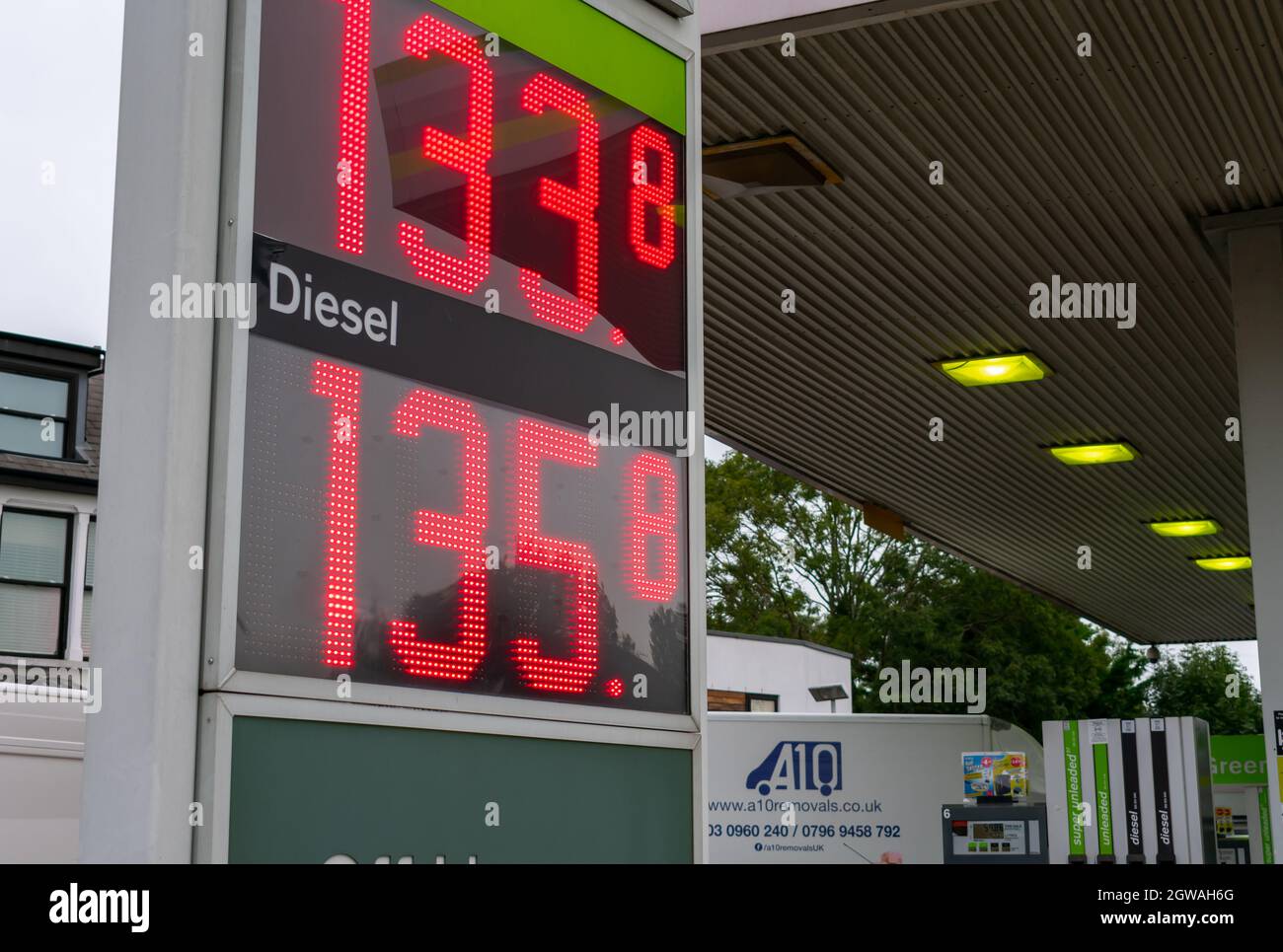 Londres. ROYAUME-UNI. 02.10.2021. Affichage du prix du carburant dans une piste d'essence avec un coût atteignant un niveau élevé de cinq ans en raison de la forte demande mondiale de carburant. Banque D'Images