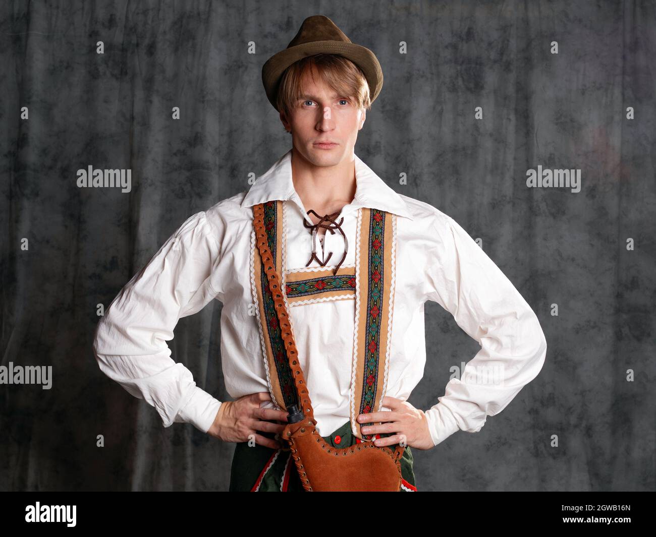 Un jeune homme dans un costume bavarois national avec un short sur bretelles  et un chapeau. Charismatique bavarois, photo dans le studio sur fond gris  Photo Stock - Alamy
