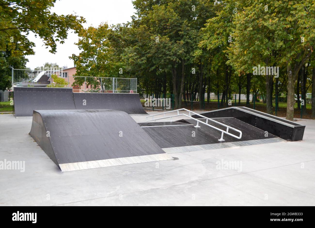 rampes d'accès au parc skatepark à l'automne Banque D'Images