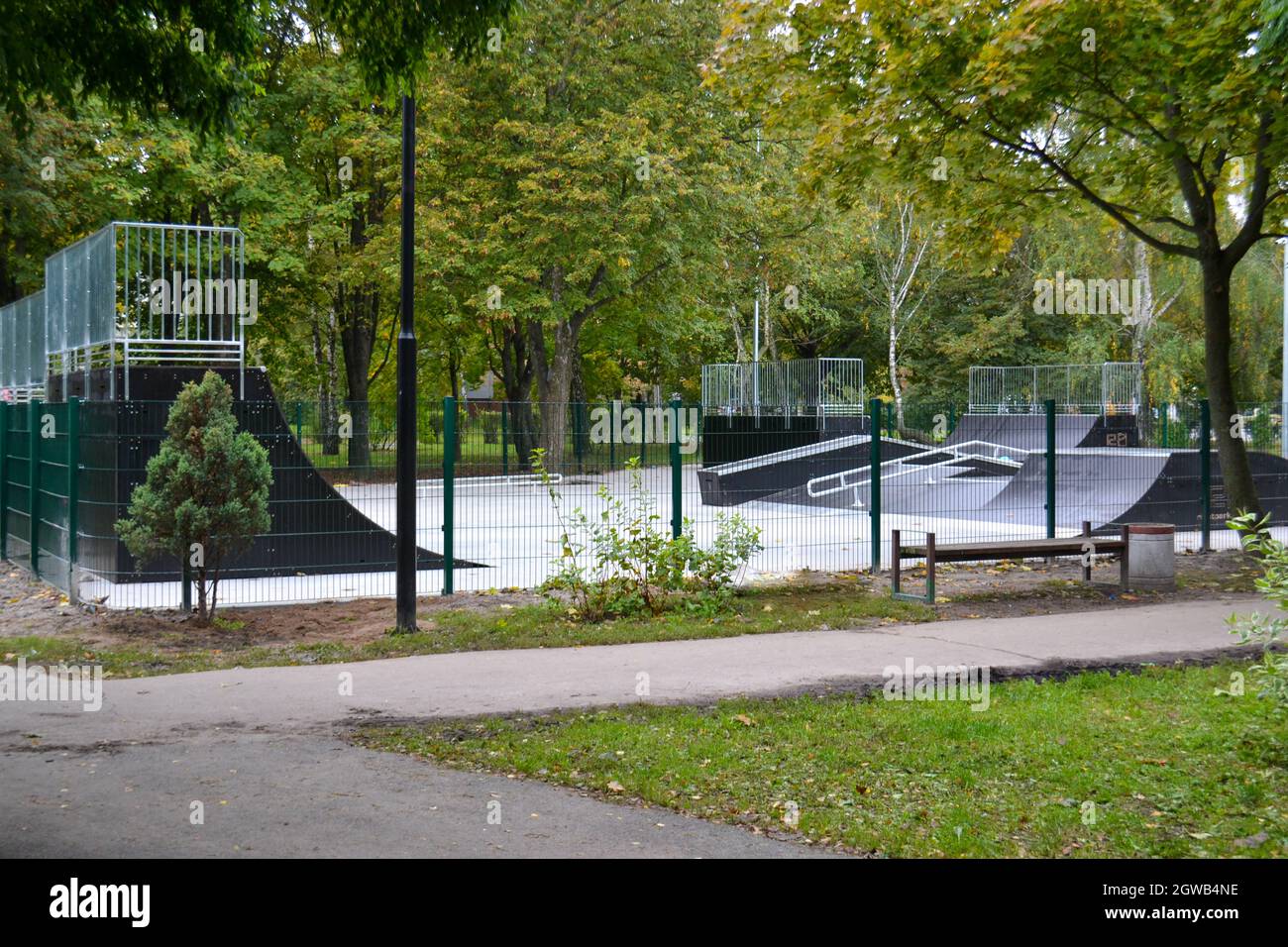 rampes d'accès au parc skatepark à l'automne Banque D'Images