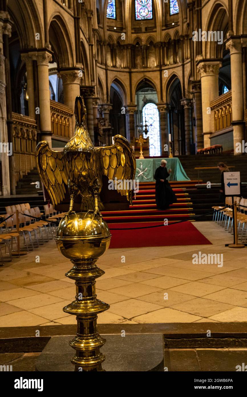 Lutrin en laiton doré avec ailes d'aigle à l'intérieur de la cathédrale gothique historique Banque D'Images