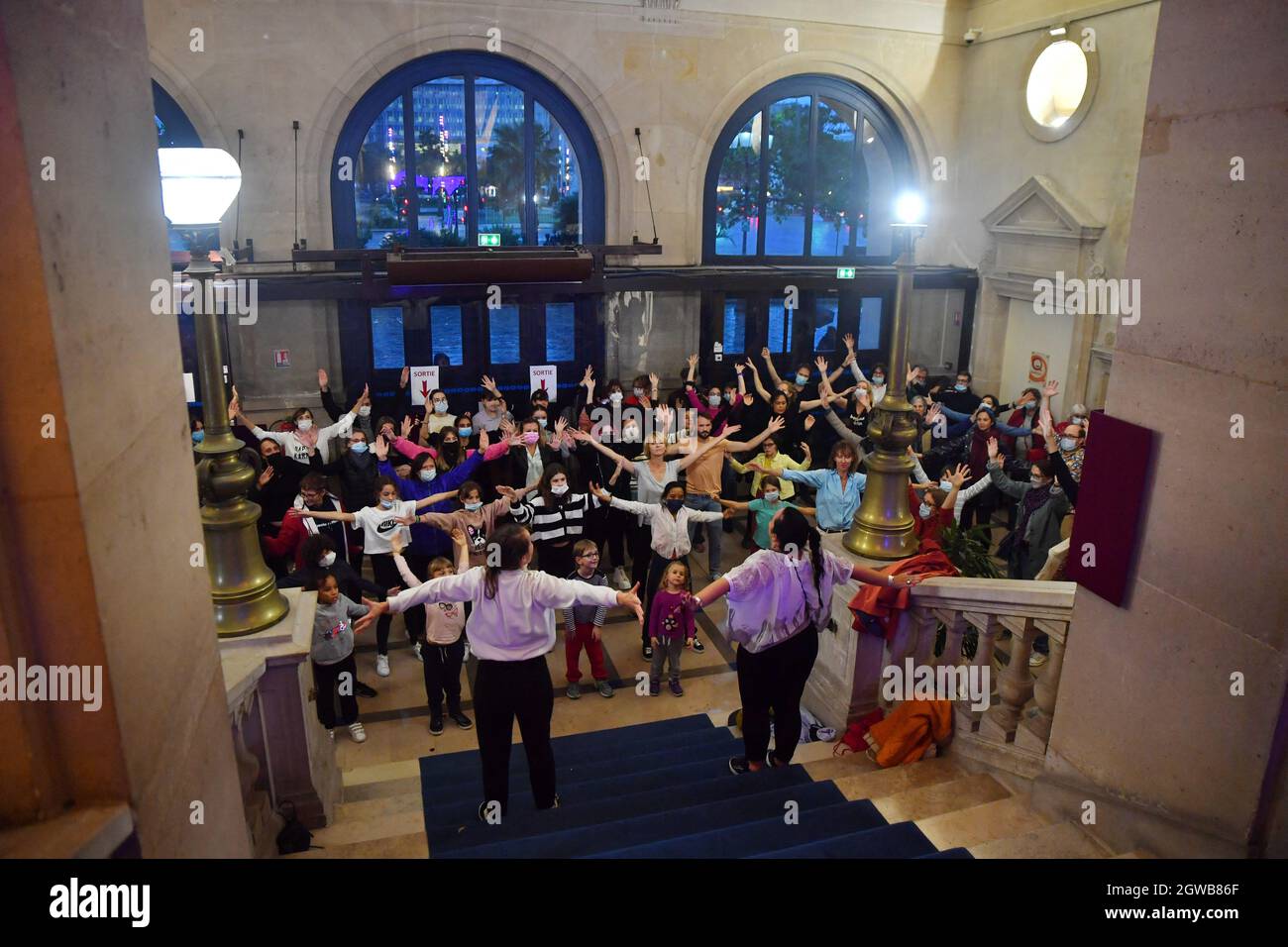 Ouverture de la 20ème édition annuelle de la nuit Blanche (nuit Blanche) le 2 octobre 2021 à Paris, France. La 20e nuit Blanche marque le début de l'Olympiade culturelle avant les Jeux Olympiques de 2024, qui se tiendront à Paris. Photo par Karim ait Adjedjou/avenir Pictures/ABACAPRESS.COM Banque D'Images