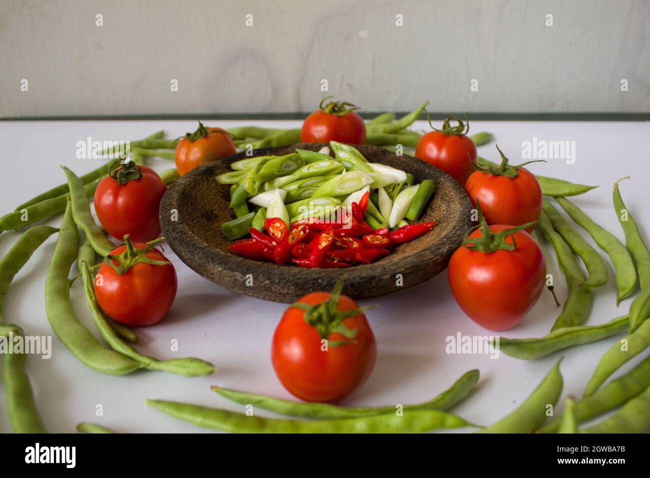 Close-up de tomates dans la plaque sur la table Banque D'Images