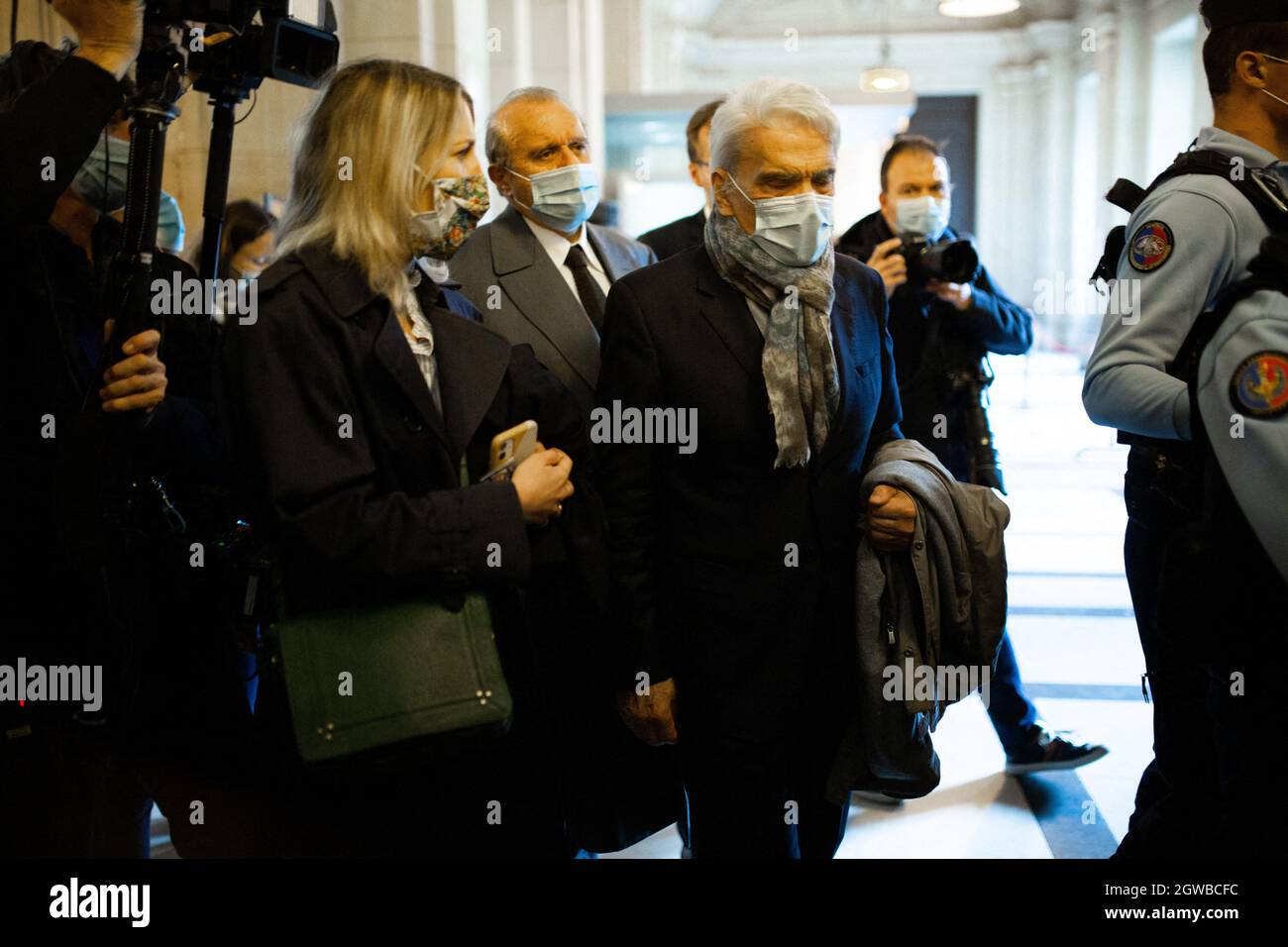 PHOTO DU FICHIER : 3 octobre 2021. L'ancien ministre français et magnat des scandales Bernard Tapie, ancien propriétaire d'Adidas et ancien président de l'Olympique de Marseille, est décédé à 78.photo du dossier datée du 12 octobre 2020 - l'homme d'affaires français Bernard Tapie (C) arrive au palais de justice à Paris le 12 octobre 2020, Le premier jour de son procès et de cinq autres accusés pour fraude sur un arbitrage massif de 2008 qui a accordé à Tapie près d'un demi-milliard d'euros. Le procès d'appel de l'homme d'affaires français et de l'ancien ministre Bernard Tapie au sujet d'une affaire d'arbitrage qui a awa Banque D'Images