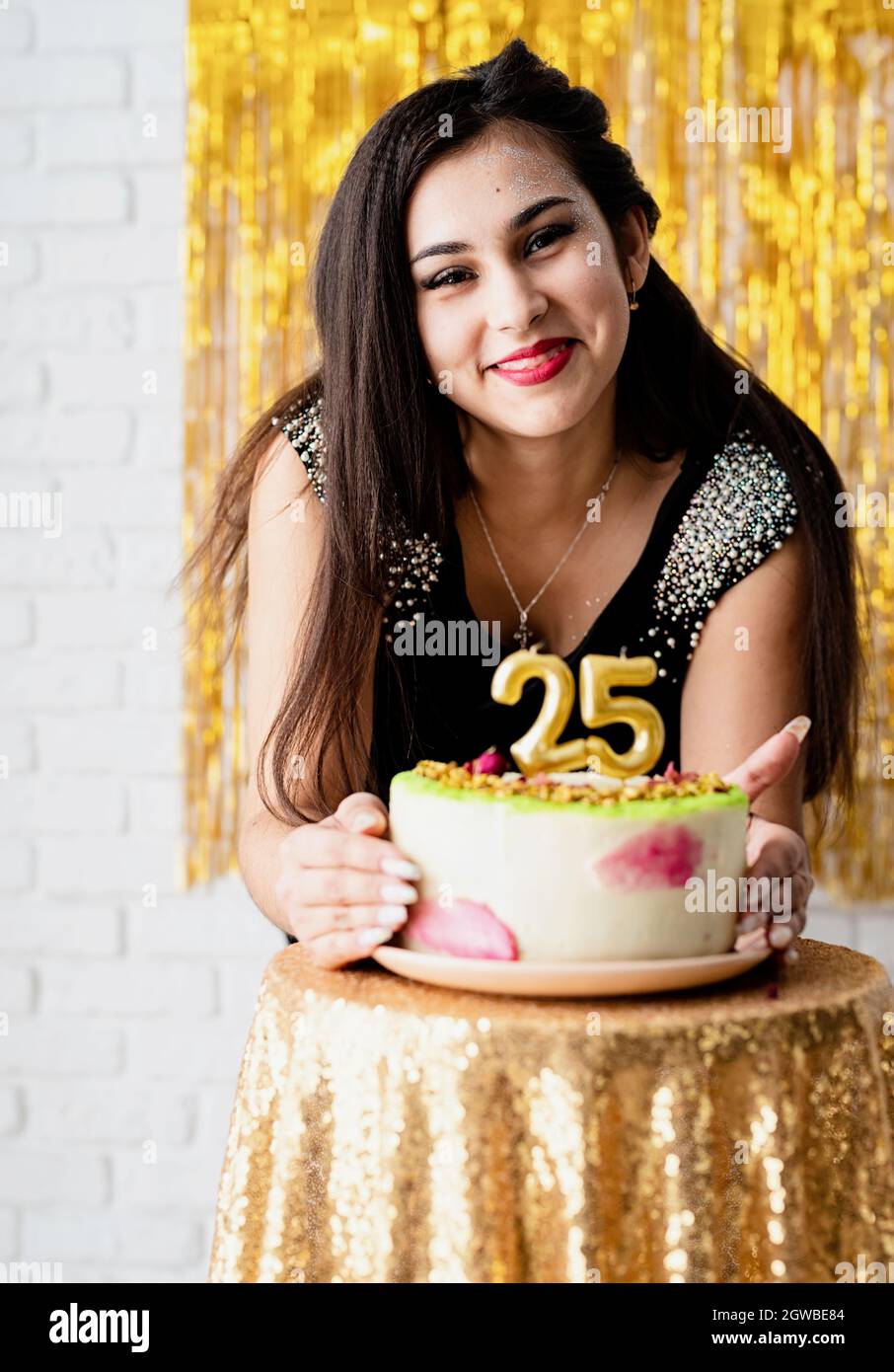 Fete D Anniversaire Jolie Femme Caucasienne En Noir Robe De Partie Pret A Manger Gateau D Anniversaire Photo Stock Alamy