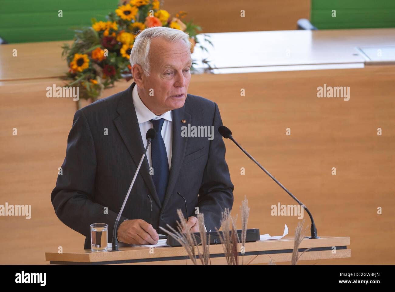 Dresde, Allemagne. 03ème octobre 2021. Jean-Marc Ayrault, ancien Premier ministre français, prend la parole lors de la célébration de la Journée de l'unité allemande dans la salle plénière du Parlement de Saxe. Credit: Matthias Rietschel/dpa/Alay Live News Credit: dpa Picture Alliance/Alay Live News Banque D'Images