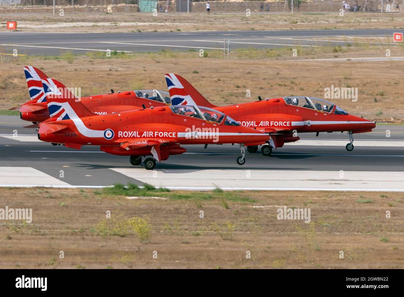Royal Air Force British Aerospace Hawk T1A de l'équipe Red Arrows Display départ de Malte après avoir participé i Banque D'Images