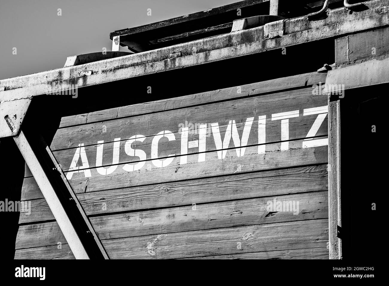 Auschwitz écrit en lettres blanches sur un wagon en bois d'un ancien train de marchandises original sur la plate-forme de déchargement à Birkenau-Auschwitz Banque D'Images