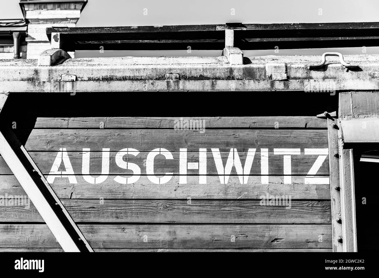 Auschwitz écrit en lettres blanches sur un wagon en bois d'un ancien train de marchandises original sur la plate-forme de déchargement à Birkenau-Auschwitz Banque D'Images
