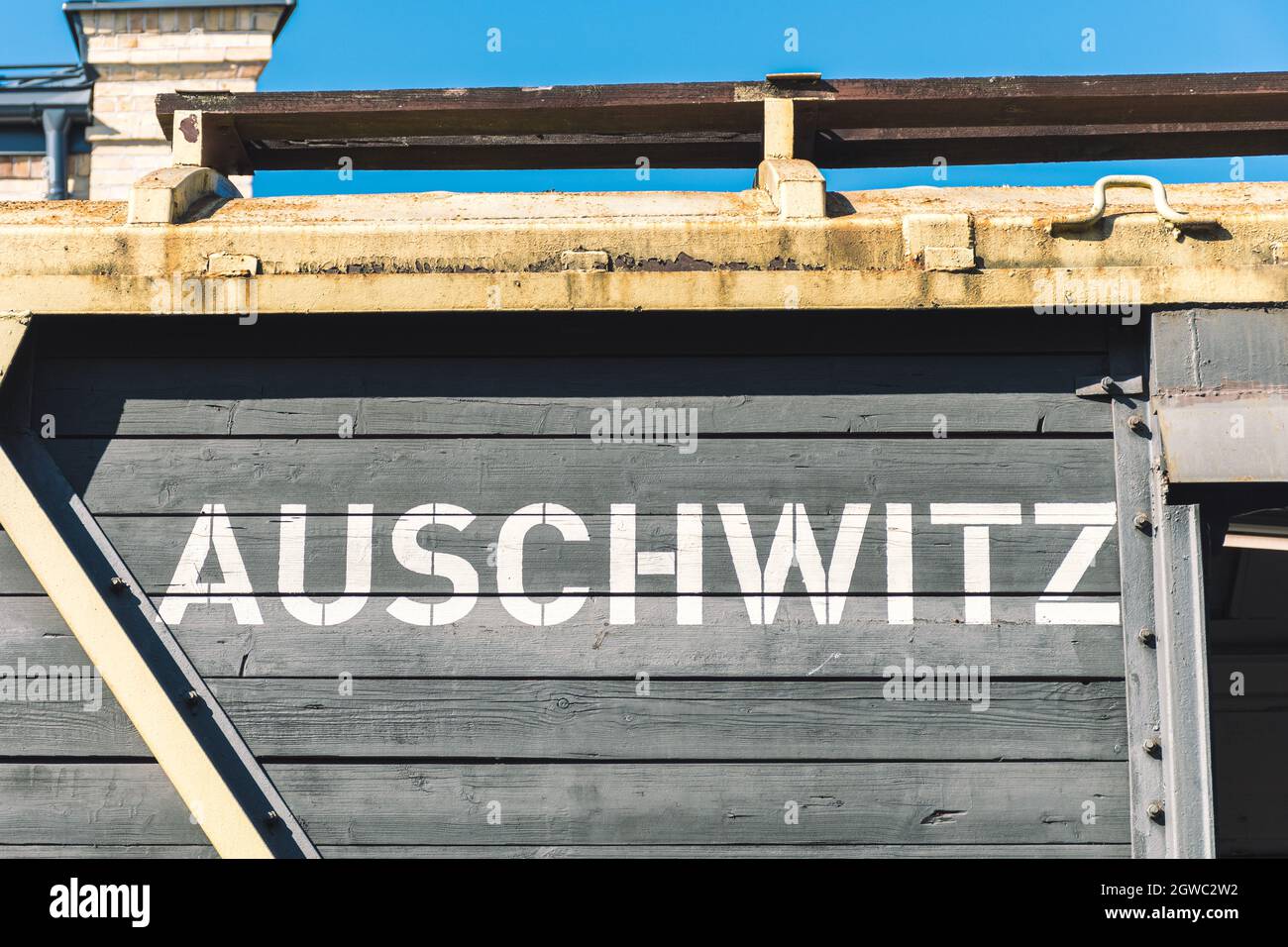 Auschwitz écrit en lettres blanches sur un wagon en bois d'un ancien train de marchandises original sur la plate-forme de déchargement à Birkenau-Auschwitz Banque D'Images