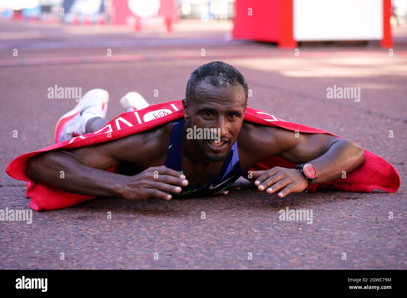 Sisay Lemma célèbre après avoir remporté la course d'élite masculine lors du marathon de Londres Virgin Money. Date de la photo: Dimanche 3 octobre 2021. Banque D'Images