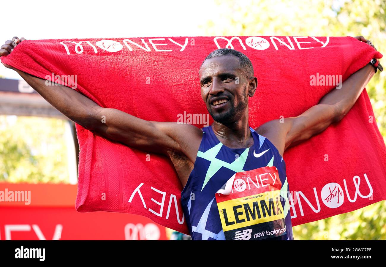 Sisay Lemma célèbre après avoir remporté la course d'élite masculine lors du marathon de Londres Virgin Money. Date de la photo: Dimanche 3 octobre 2021. Banque D'Images
