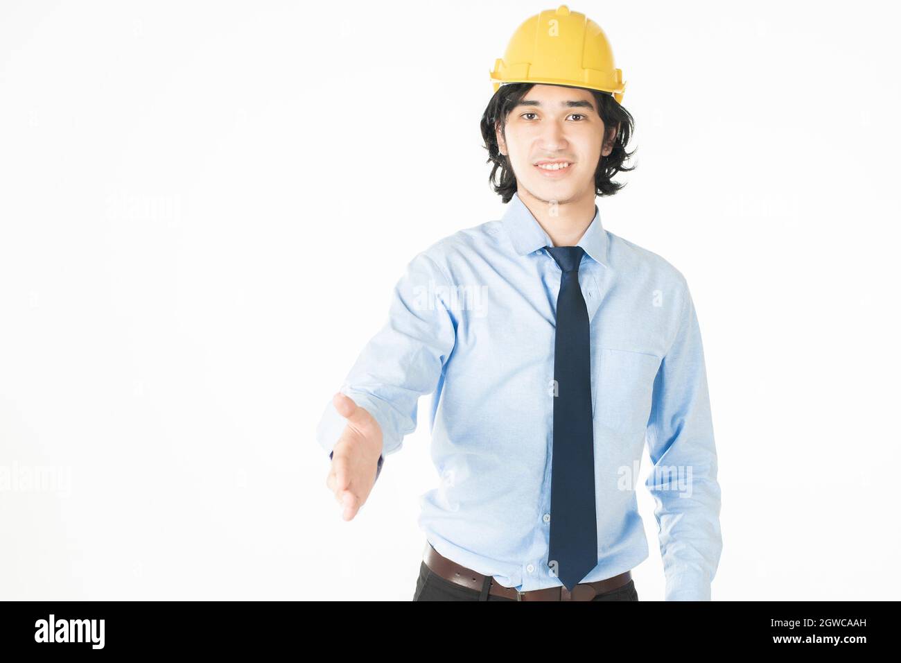 Portrait d'un ingénieur faisant un geste contre un arrière-plan blanc Banque D'Images