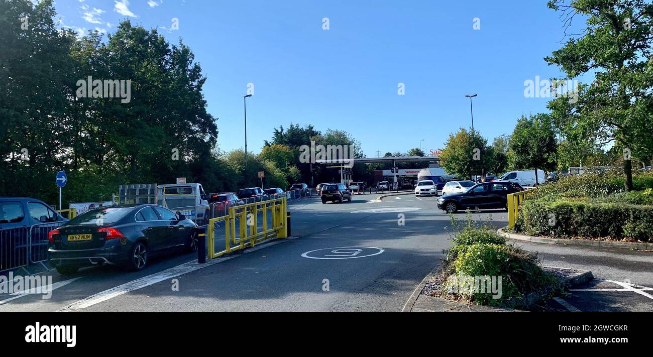 Non exclusif: ***PAS DE COURRIER EN LIGNE SAUF ACCORD*** formulaire de files d'attente à la station essence de Sainsbury à Calcot, Reading ce matin. Banque D'Images