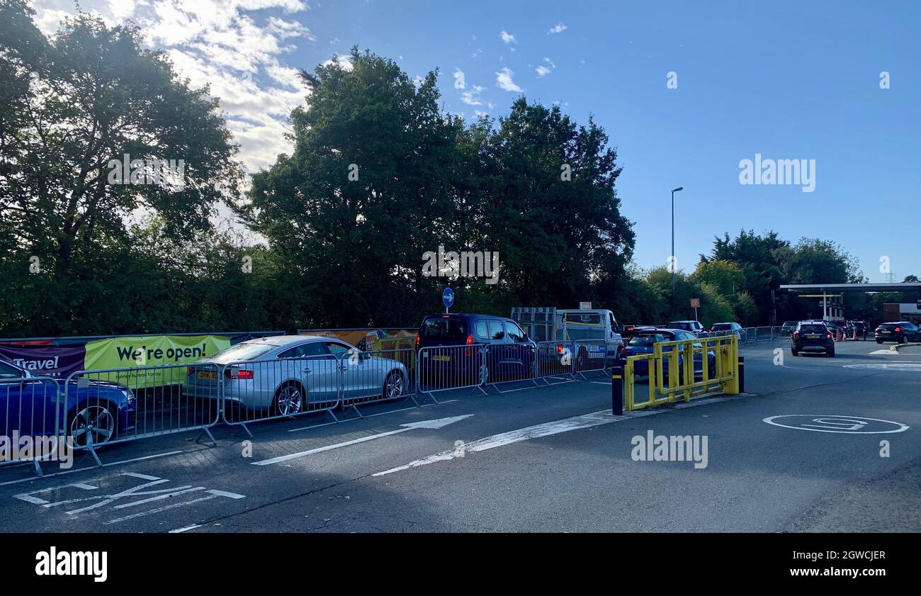 Non exclusif: ***PAS DE COURRIER EN LIGNE SAUF ACCORD*** formulaire de files d'attente à la station essence de Sainsbury à Calcot, Reading ce matin. Banque D'Images