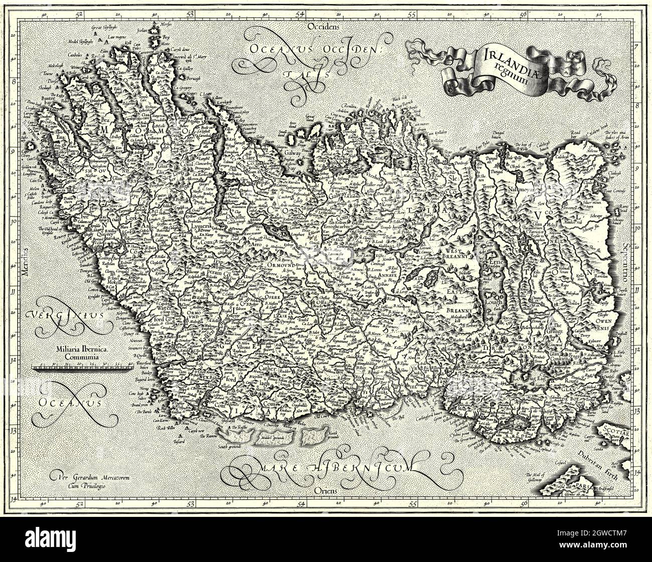 'Irlandiae regnum' ou Royaume d'Irlande. La carte est en latin et se trouve avec sa côte nord à l'ouest. La carte, a été créée à la fin du XVIe siècle par Gerardus Mercator (1512-1594), géographe, cosmographe et cartographe du XVIe siècle du comté de Flandre, renommé pour la création de la carte du monde 1569 basée sur une nouvelle projection qui représentait des cours de voile à azimut constant comme des lignes droites une innovation encore employée dans les cartes nautiques. Banque D'Images