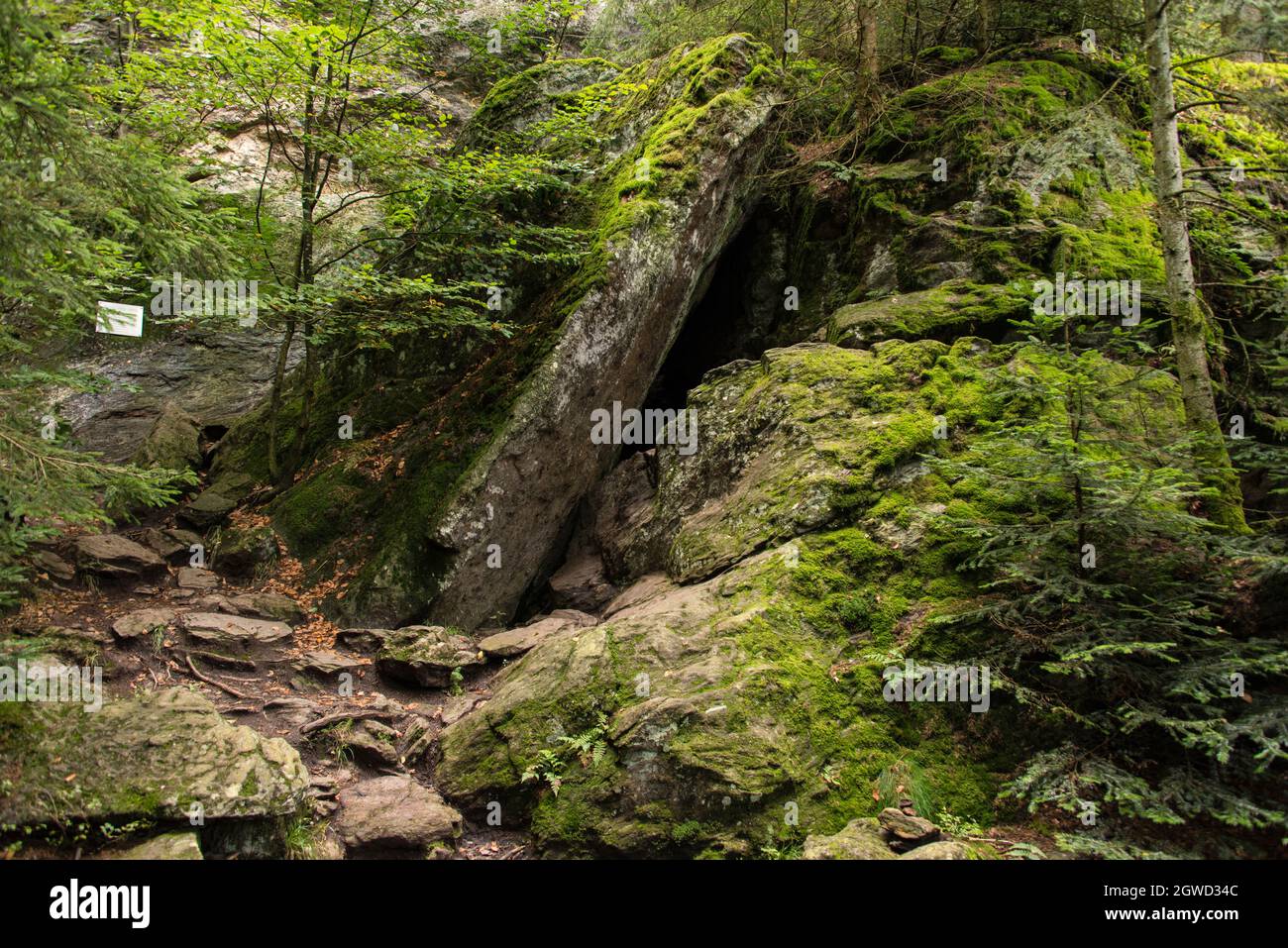 L'entrée de la grotte du bandit Heigl, site d'une légende du 19th siècle, un jeune hors-la-loi qui a volé les riches Banque D'Images