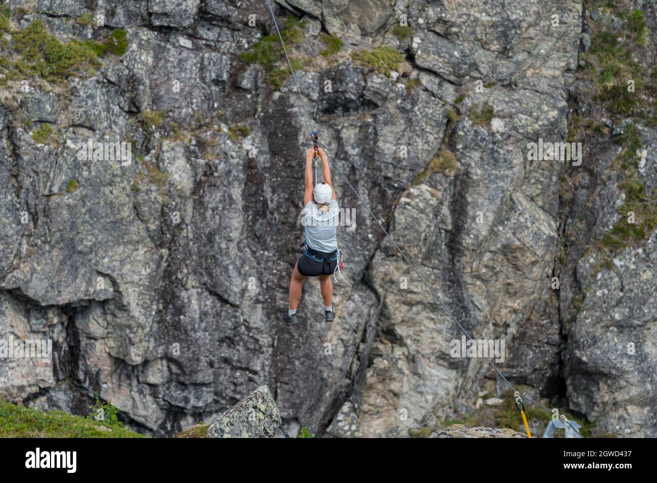 LOEN, NORVÈGE - 2020 JUIN 20. En vol suspendu d'un câble de sports extrêmes en Norvège. Banque D'Images