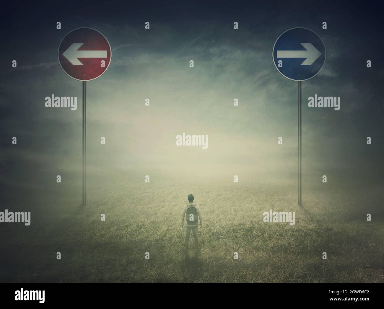 Homme perdu au milieu de nulle part avec des panneaux indiquant deux directions opposées à choisir entre gauche et droite. Flèches visant différents parcours. Banque D'Images