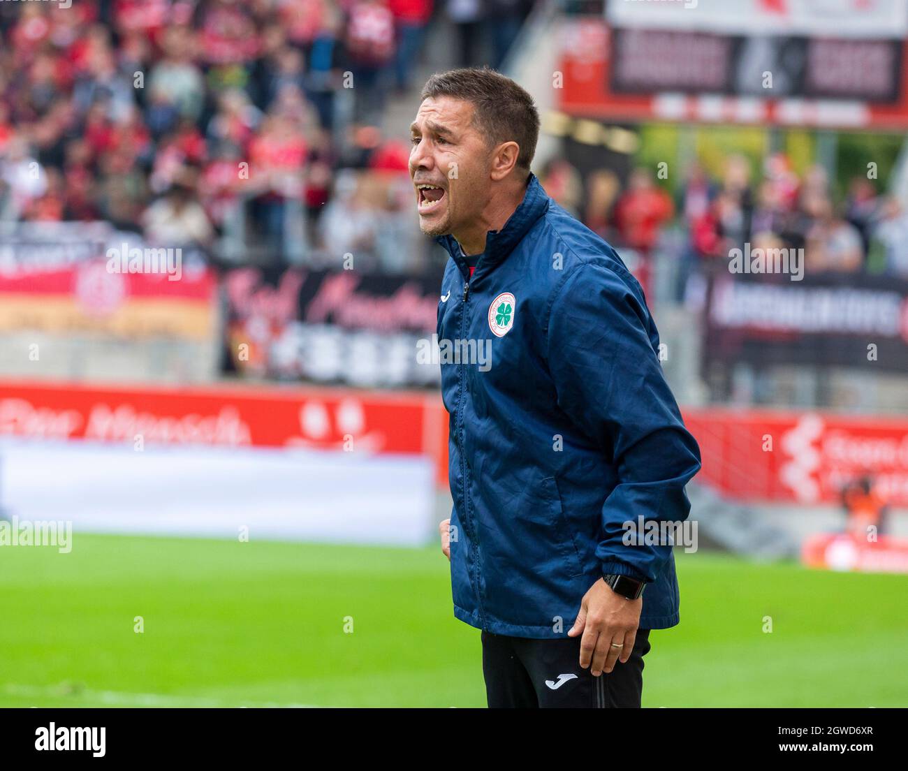 Sports, football, Ligue régionale Ouest, 2021/2022, Rot Weiss Essen vs. Rot Weiss Oberhausen 1-1, Stadium Essen, Hafenstrasse, entraîneur-chef Mike Terranova (RWO) Banque D'Images