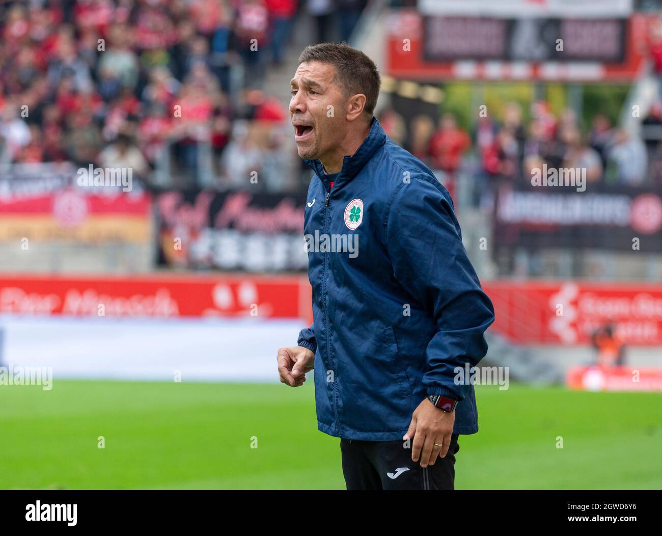 Sports, football, Ligue régionale Ouest, 2021/2022, Rot Weiss Essen vs. Rot Weiss Oberhausen 1-1, Stadium Essen, Hafenstrasse, entraîneur-chef Mike Terranova (RWO) Banque D'Images