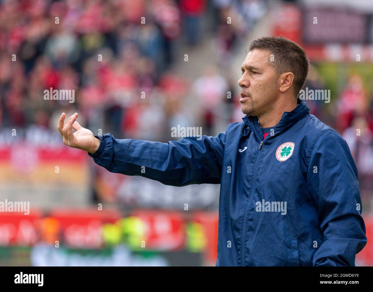 Sports, football, Ligue régionale Ouest, 2021/2022, Rot Weiss Essen vs. Rot Weiss Oberhausen 1-1, Stadium Essen, Hafenstrasse, entraîneur-chef Mike Terranova (RWO) Banque D'Images