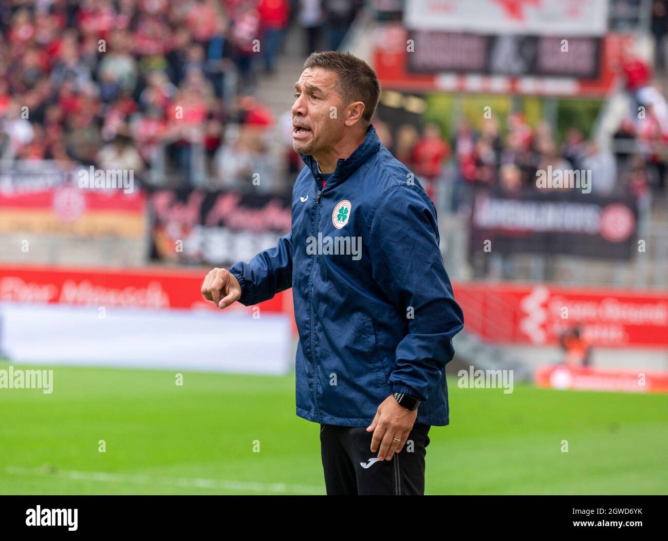 Sports, football, Ligue régionale Ouest, 2021/2022, Rot Weiss Essen vs. Rot Weiss Oberhausen 1-1, Stadium Essen, Hafenstrasse, entraîneur-chef Mike Terranova (RWO) Banque D'Images