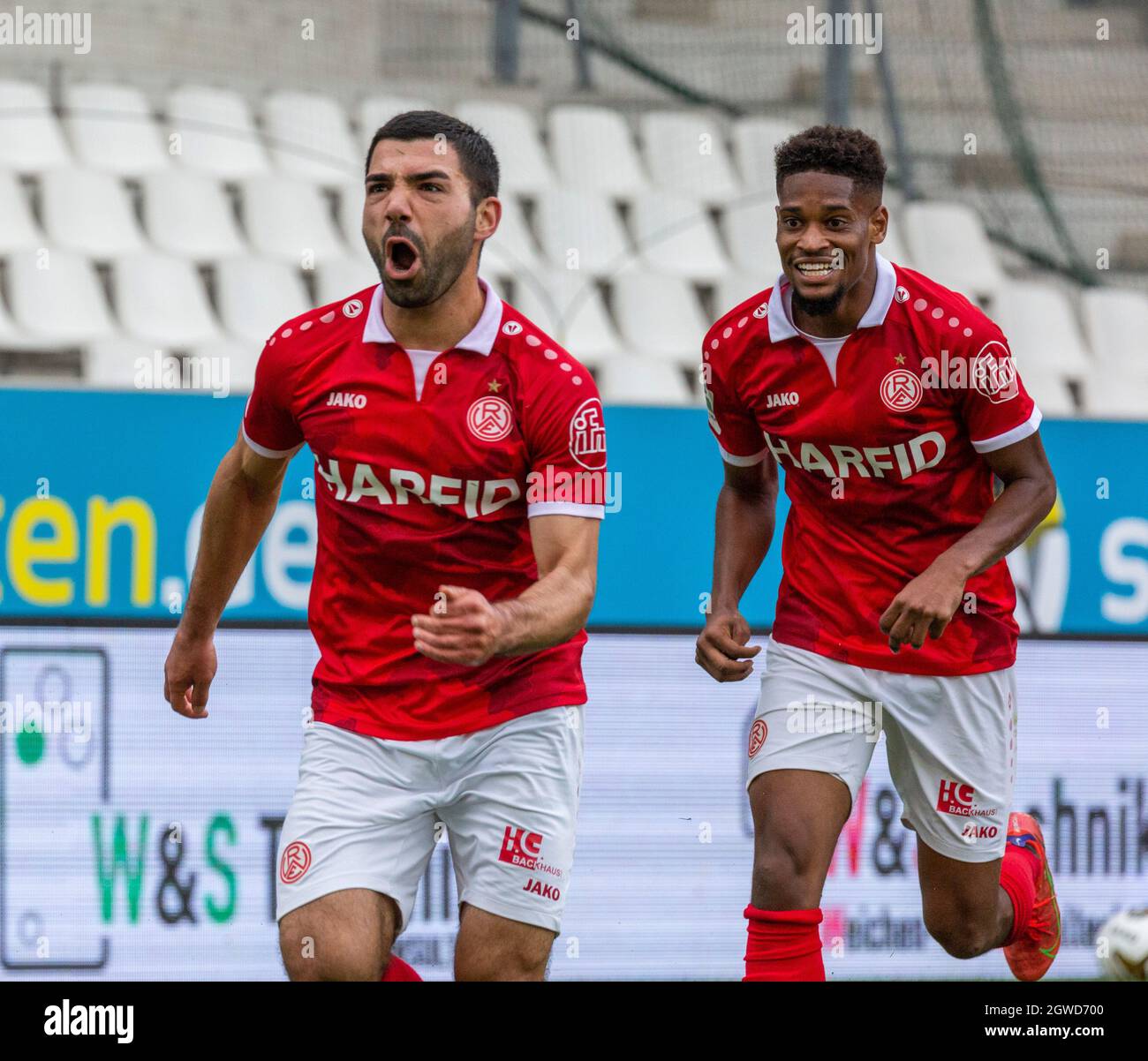 Sports, football, Regional League West, 2021/2022, Rot Weiss Essen vs. Rot Weiss Oberhausen 1-1, Stadium Essen, Hafenstrasse, se réjouir du but 1-0, buteur à gauche Oguzhan Kefkir (RWE), droite Isaïe Young (RWE) Banque D'Images