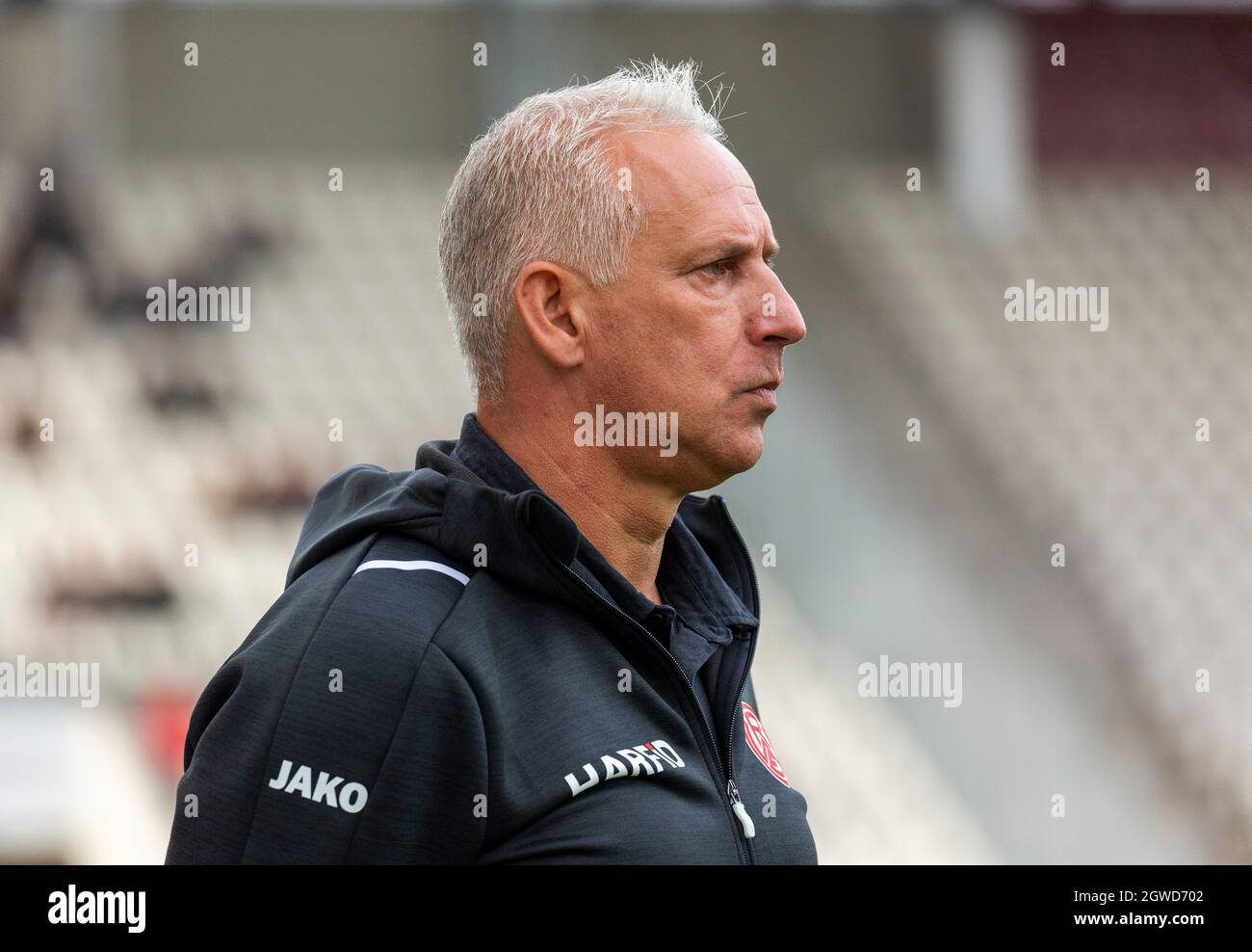 Sports, football, Regional League West, 2021/2022, Rot Weiss Essen vs. Rot Weiss Oberhausen 1-1, Stadium Essen, Hafenstrasse, entraîneur-chef Christian Neidhart (RWE) Banque D'Images
