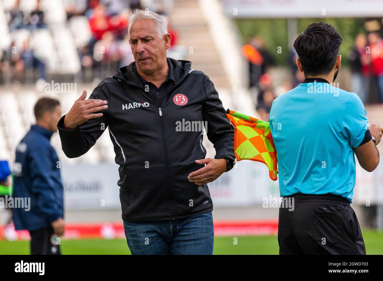 Sports, football, Regional League West, 2021/2022, Rot Weiss Essen vs. Rot Weiss Oberhausen 1-1, Stadium Essen, Hafenstrasse, entraîneur-chef Christian Neidhart (RWE) Banque D'Images