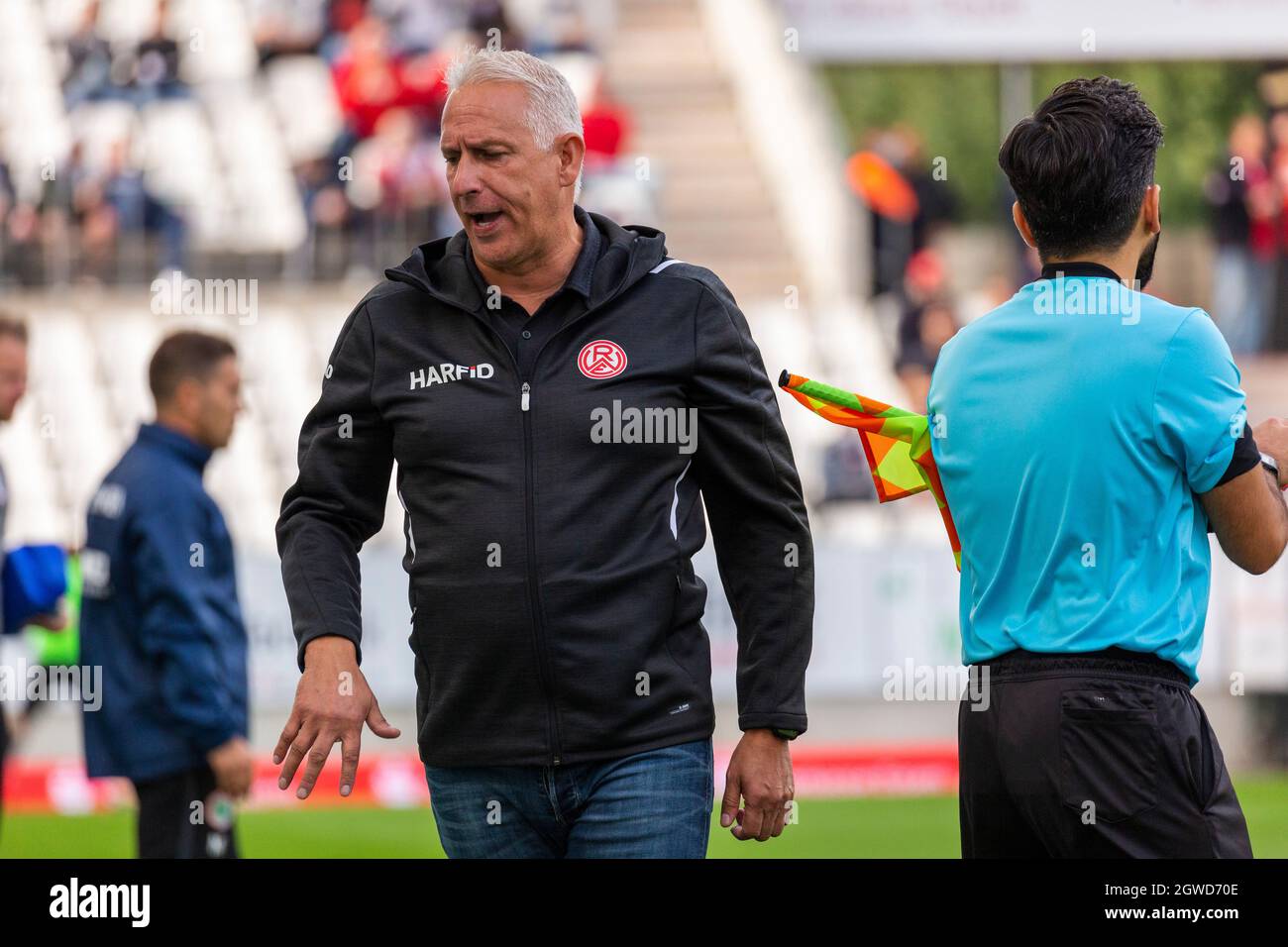 Sports, football, Regional League West, 2021/2022, Rot Weiss Essen vs. Rot Weiss Oberhausen 1-1, Stadium Essen, Hafenstrasse, entraîneur-chef Christian Neidhart (RWE) Banque D'Images