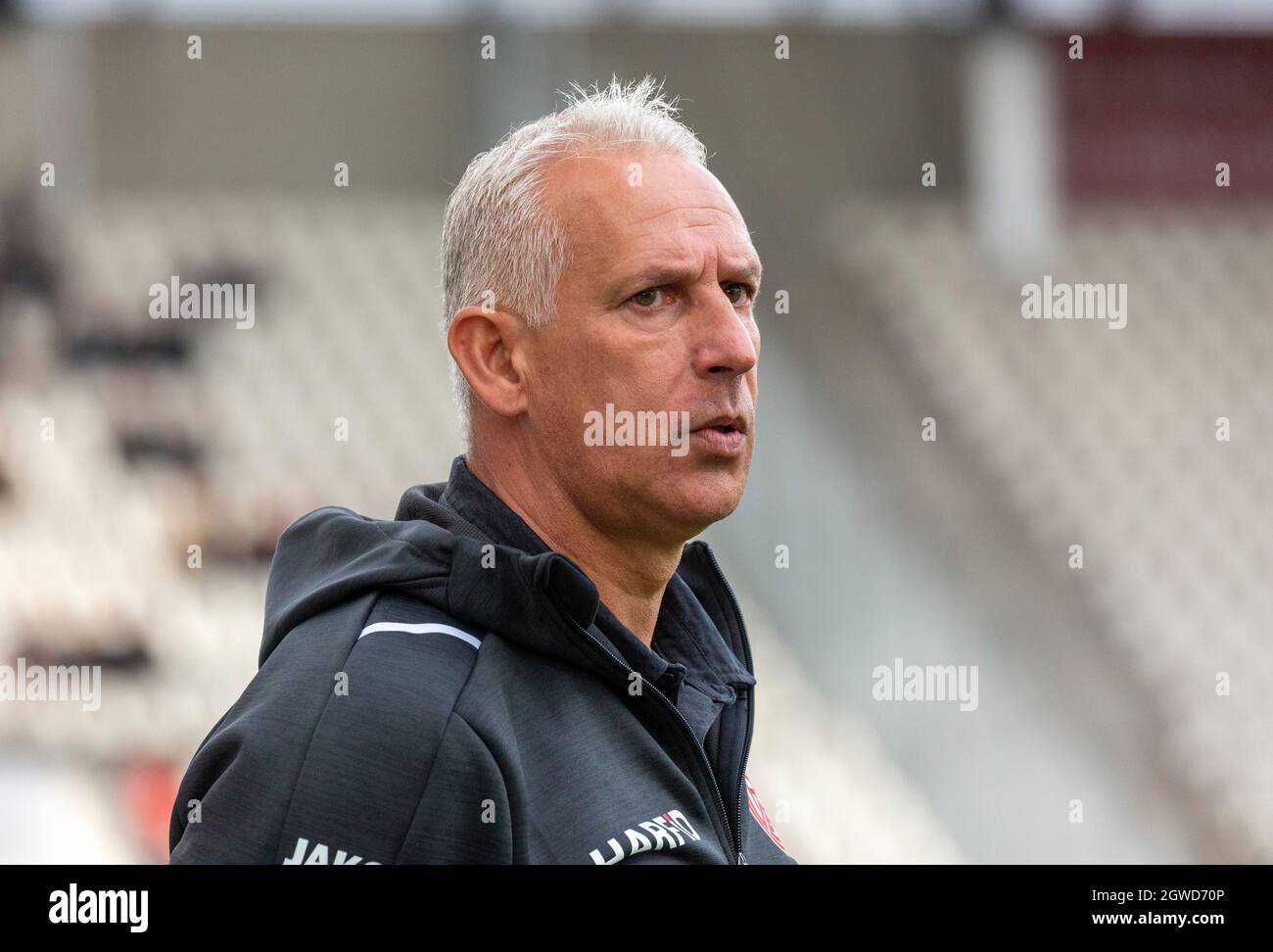 Sports, football, Regional League West, 2021/2022, Rot Weiss Essen vs. Rot Weiss Oberhausen 1-1, Stadium Essen, Hafenstrasse, entraîneur-chef Christian Neidhart (RWE) Banque D'Images